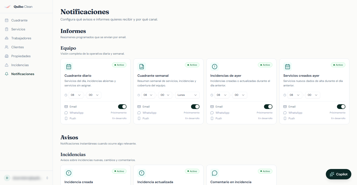 Página de Notificaciones con tarjetas de informes y avisos, cada uno con sus toggles de Email, WhatsApp y Push.