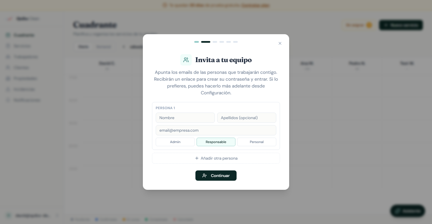 Pantalla 'Invita a tu equipo' del paseo guiado con una fila vacía para nombre, apellidos, email y selector de rol Admin/Responsable/Personal.