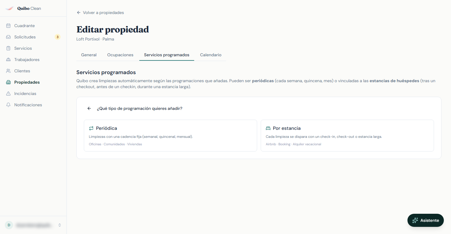 Paso 1 del asistente al añadir programación: dos tarjetas para elegir entre 'Periódica' (icono de repetición) y 'Por estancia' (icono de cama), ambas habilitadas en una propiedad con calendario de ocupaciones.