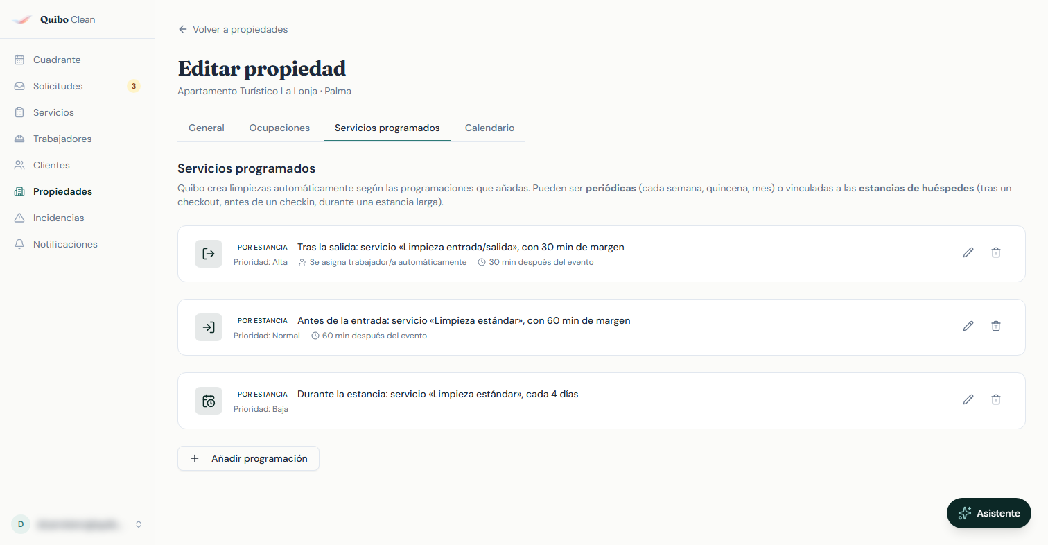 Pestaña Servicios programados con tres programaciones por estancia (badge 'Por estancia') con sus iconos diferenciados (tras checkout, antes de checkin, durante estancia). Botón 'Añadir programación' debajo.